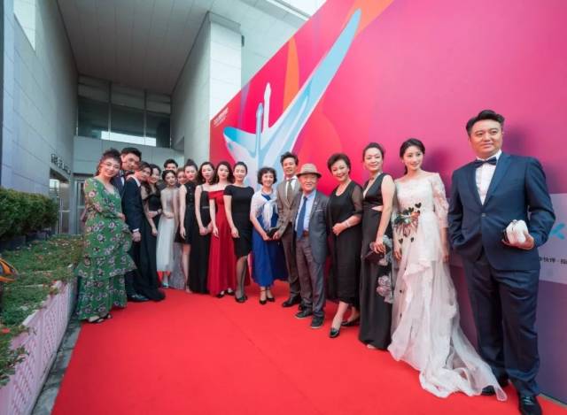 上影演员剧团星光闪耀第二十一届上海国际电影节开幕式红毯!