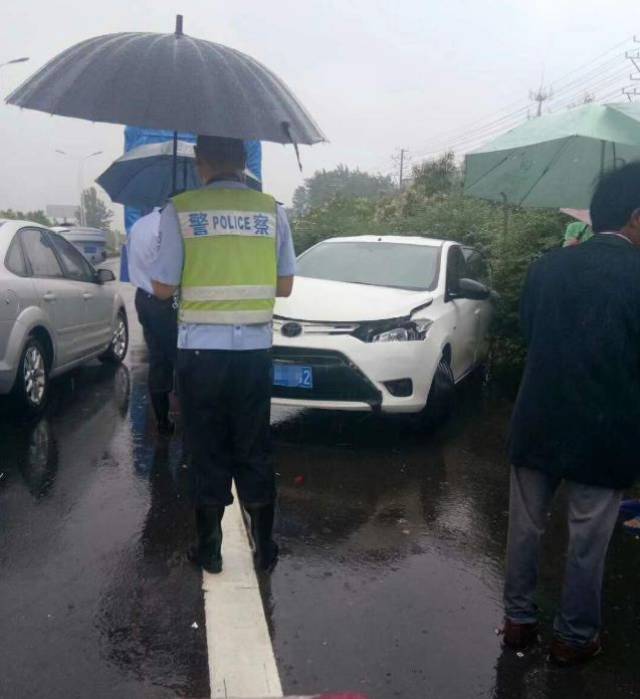 雨天路滑!泗阳外环路上车祸直接翻车了!