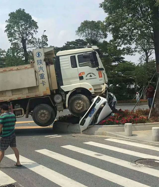 【车友互动】一张图告诉你,珍爱生命远离大车!