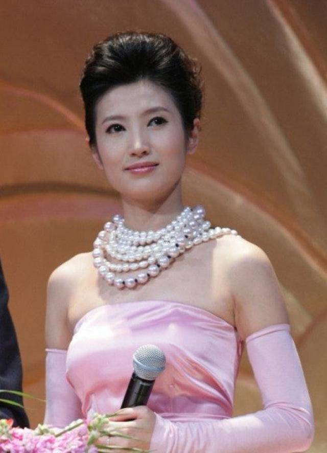 她是北京卫视一姐,美女主持,如今40依旧风韵性感,23岁