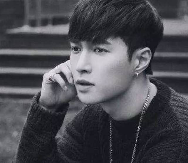 未婚男星如何戴戒指?鹿晗喜欢戴无名指,胡歌戴法最讲究!