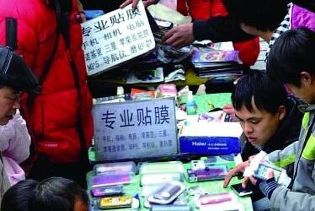 现在的他回忆起摆摊的日子,何小红依旧觉得当时虽然辛苦,却也有不少的