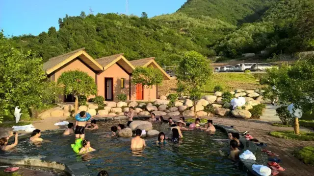 陕西太白山汤峪温泉,位于森林公园的入口处,又名"凤凰泉".