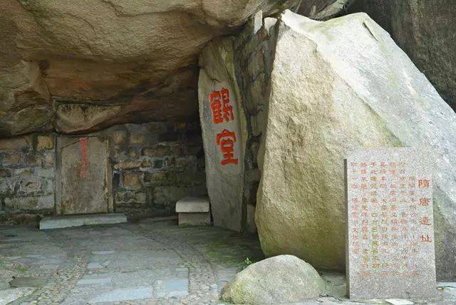 10:30抵达"闽南第一碑林"【云洞岩景区】:参观鹤丘室(潜翁养鹤处)渡