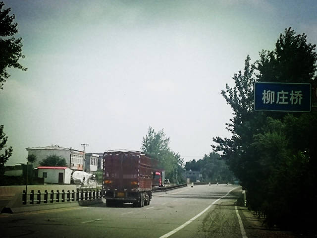 6月13日下午,叶县交通运输执法局执法人员和交警在保安镇柳庄村执法
