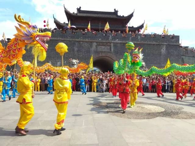 16日—17日,梅城端午民俗文化节的现场就和这天气一样火热,看严州虾灯