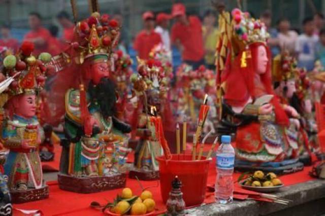 军坡节(农历正月上旬至三月中旬),即闹军坡是海南人特有的风情习俗.