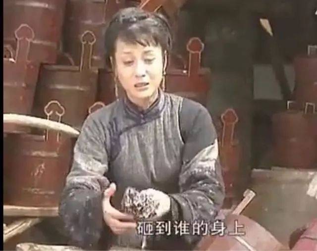 嘴角有痣，演《康熙王朝》的容妃，边做服装设计师边演戏的李建群