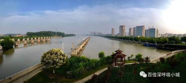 泗陽還有全球唯一的楊樹博物館,各類成片林40多萬畝,是全國綠化模范縣、生態建設模范縣、最佳生態宜居縣。鑒于其優越的生態和人文資源,泗陽縣自2014年起連續五屆入選百佳深呼吸小城榜單。 文化節開幕式由中國國土經濟學會理事長兼黨委書記柳忠勤主持。柳理事長同時介紹了深呼吸小城評選、推介和共建有關情況,特別是7月8日將在北京舉行百城兩山示范工程啟動儀式,中國國土經濟學會將在中國科協領導下,聯合其它全國社團,廣泛整合多方資源,包括國家開發銀行、聯合國南南合作金融中心等,力爭用五年時間,助力100個縣(市