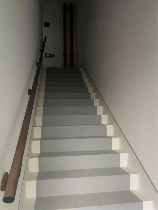高层消防楼梯 采用浅色涂料,看上去舒服多了.▼