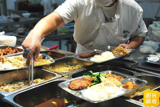 食堂阿姨打饭稳稳的,你懂哦