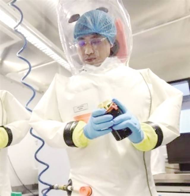 身穿正压防护服的科研人员在武汉p4实验室进行适应性演练 肖宇宙摄