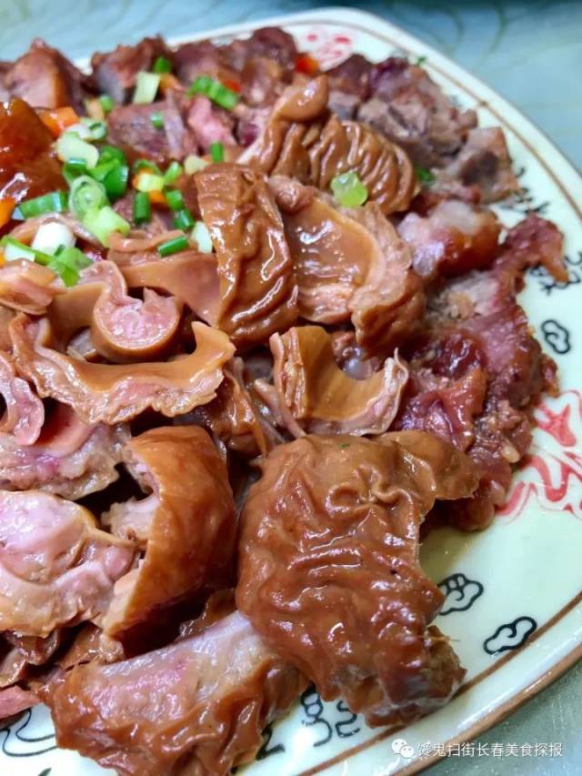 驴肉馆里,几乎每一集都能有敲击食欲灵魂的关键词:老板,切一份驴板肠