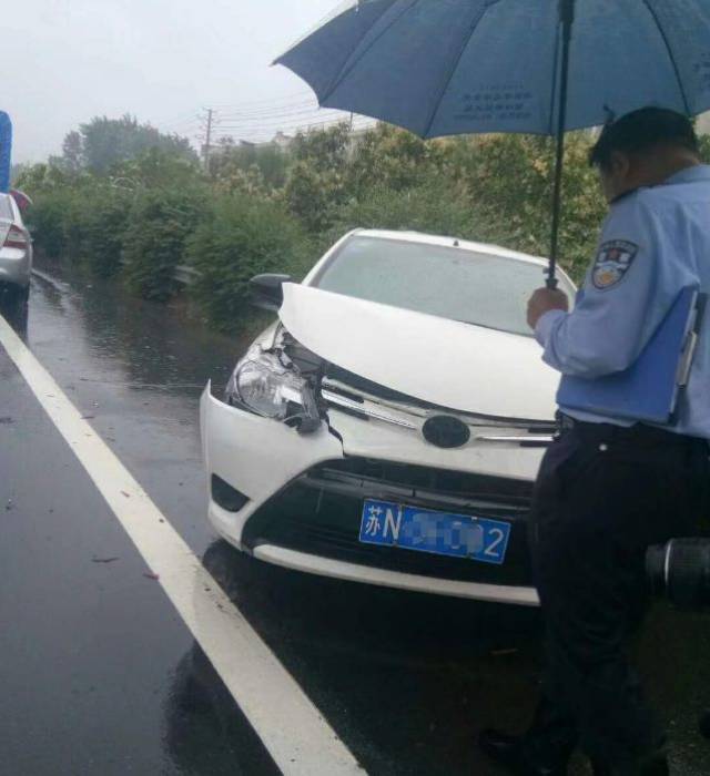 雨天路滑!泗阳外环路上车祸直接翻车了!