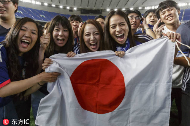 上万日本球迷聚集东京巨蛋看球 庆祝日本队胜利