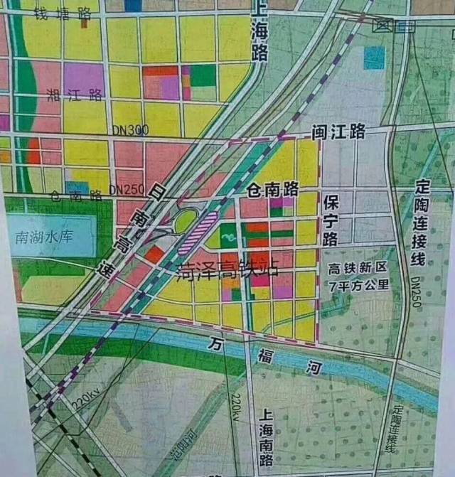 菏泽市高铁新区规划图中显示,菏泽高铁站位于定陶区陈集镇境内,是京图片