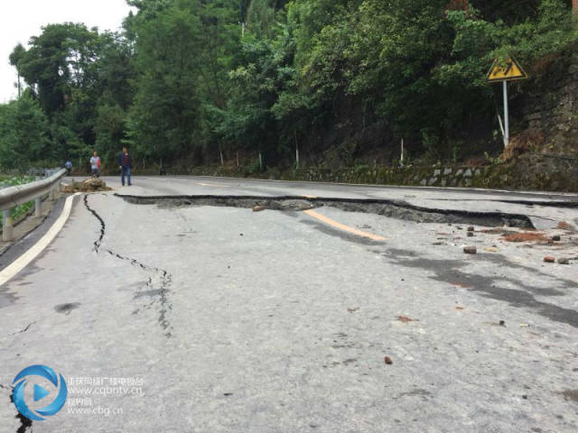 开裂!垮塌 重庆巫山g348国道强降雨后现险情,附近居民已安全撤离