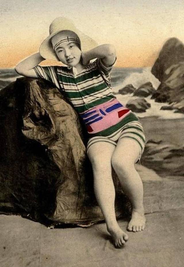 老照片:百年前身着泳装的日本女人,妆容精致,但小腿却粗短