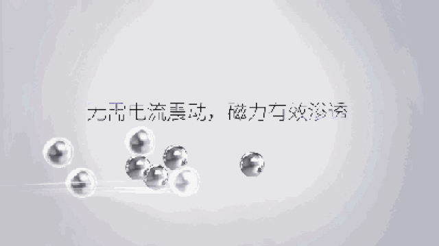 大家注意,使用磁力小哑铃时一定要从下往上按摩脸颊,额头的地方要左右