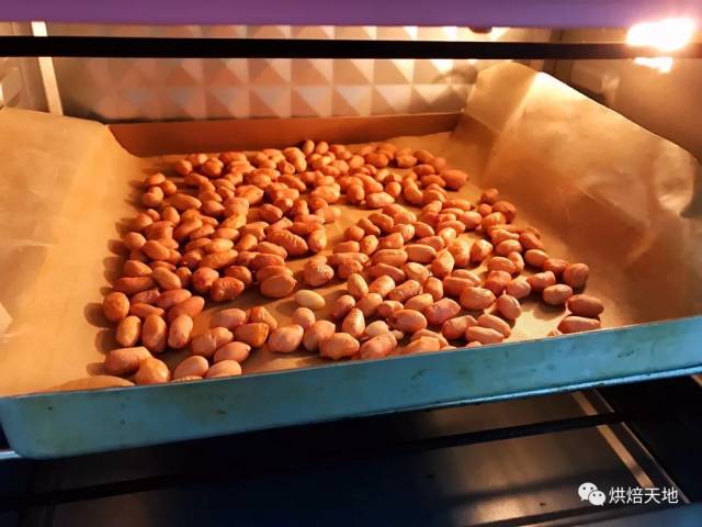 3. 沥干水的花生放入预热好的烤箱150度烤10分钟左右
