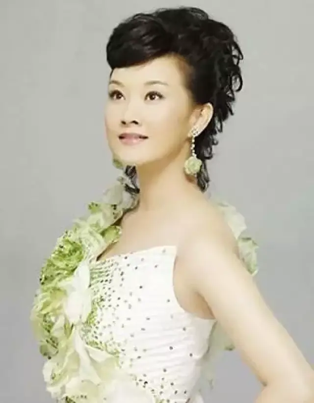 中国最美的5位女歌手排行,于文文垫底,张韶涵第3,第1惊为天人
