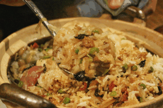 再开吃,腊肉松软爽口的腊肉虾膏与香糯弹口的米饭一同吸入,微辣带感