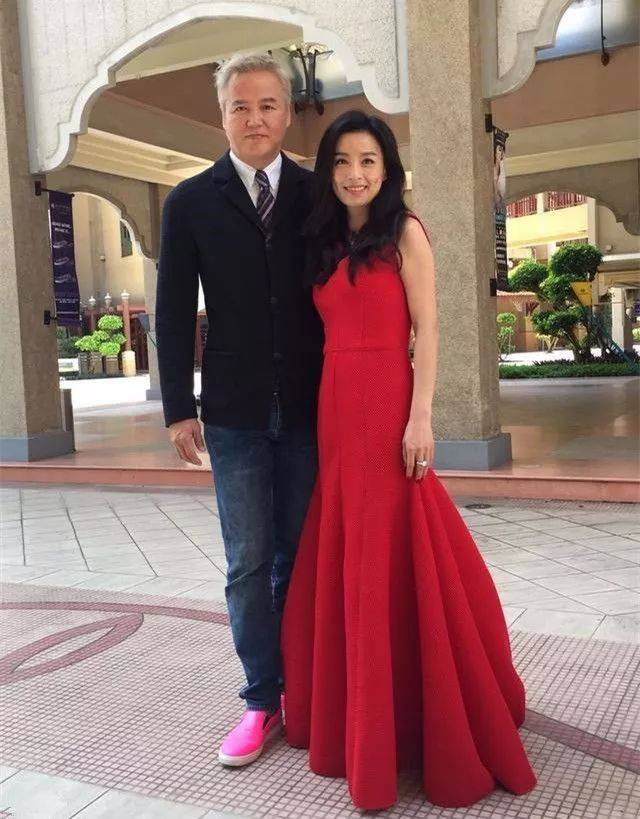 48岁张庭真显嫩,绿裙穿的好清纯,43岁林志玲在她面前只能秀身材!