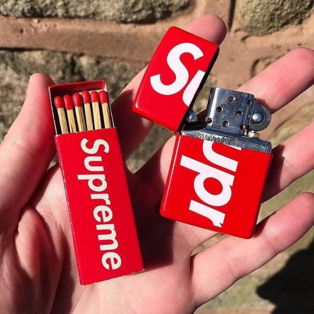 这么潮的你需要一只supreme x zippo18ss红logo拼接防风打火机!