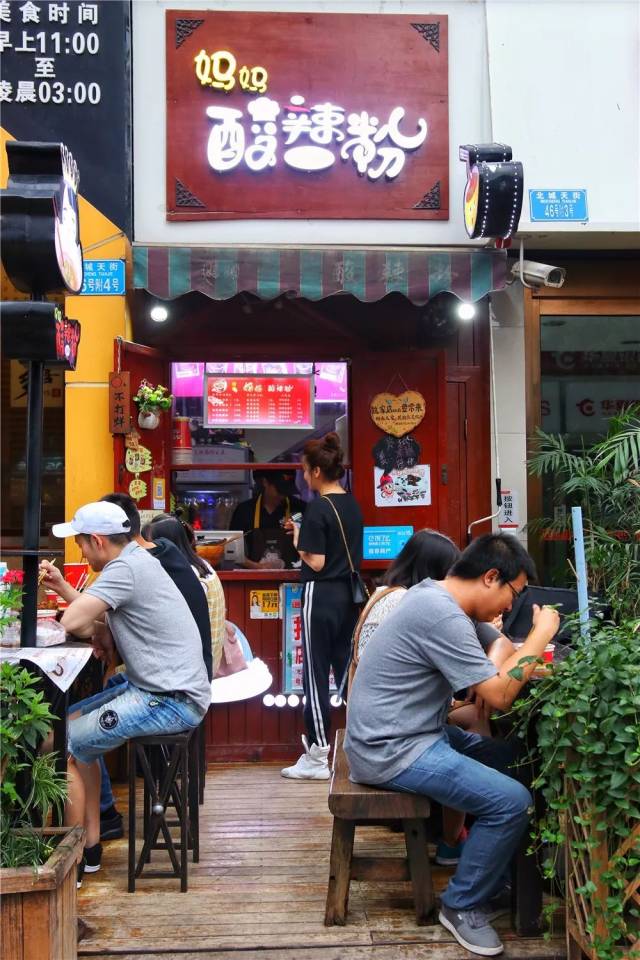 九街这家不足5平米的小店,让无数耍娃们凌晨排队打卡.