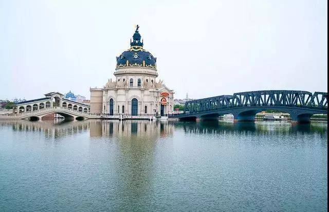 走进海澜飞马水城,一幢幢欧式风格的建筑,一座座异国风情的雕塑,一缕