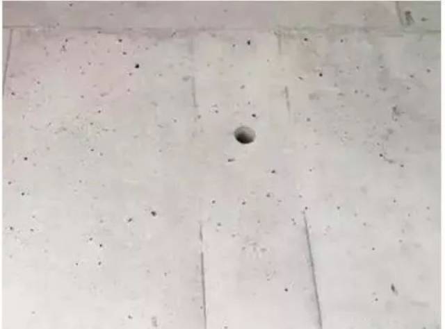 对于应用铝模并实现结构免抹灰的工程, 其主要原因是混凝土表面孔洞