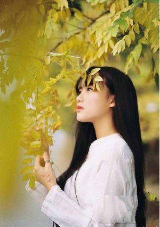4,南笙:南笙最初凭借着一组复古造型的写真走红于网络,照片中的她有一