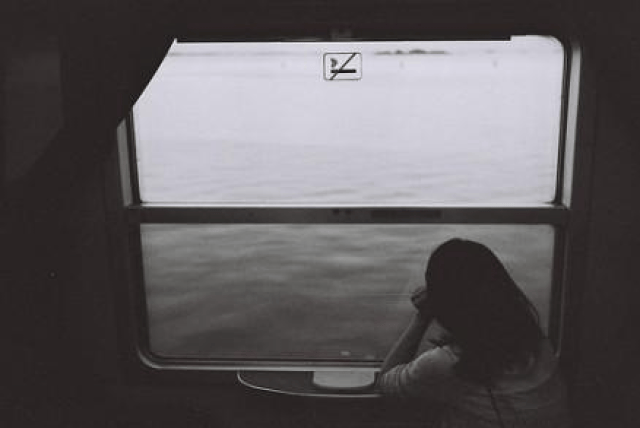 伤感虐心句子:你走了,也好,不然总担心,你要走