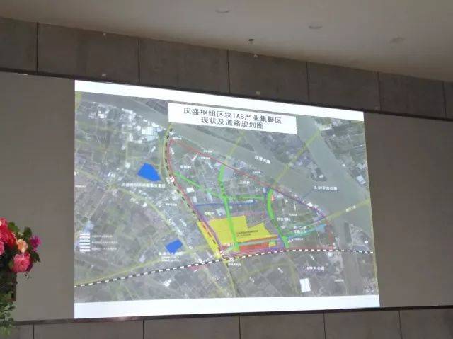 会议上围绕人工智能,核心技术及产业发展现状与趋势进行深入交流和