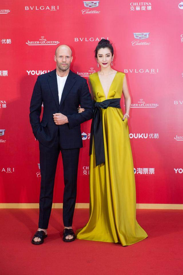 《巨齿鲨》剧组主演李冰冰与杰森·斯坦森(jason statham)亮相上海