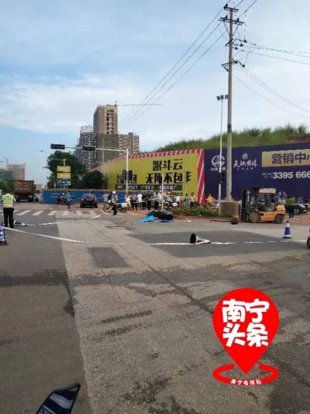 南宁又发生一起泥头车与电动车相撞事故,一女子当场身亡!