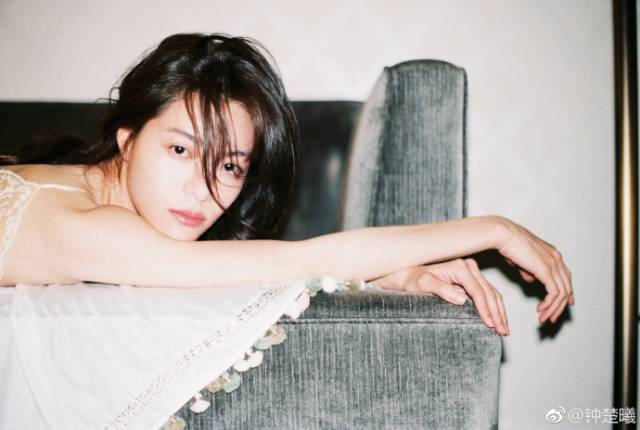 钟楚曦吊带裙秀曼妙身材 风情万种演绎怀旧文艺风