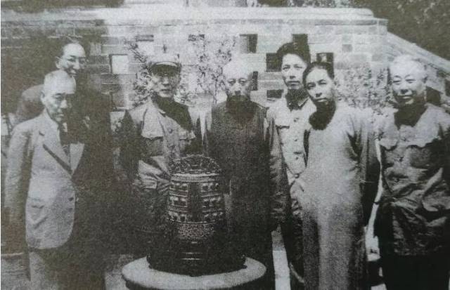 1951年熊述陶捐献文物时,与郑振铎,马衡,王冶秋,郭沫若,周扬,沈雁冰