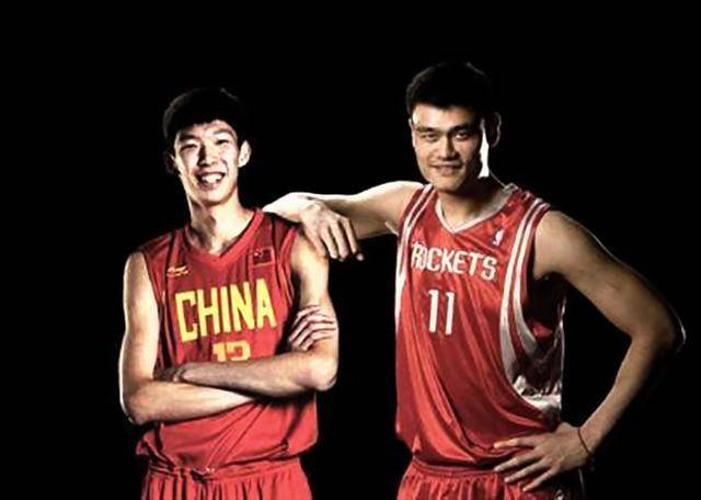 周琦晒夏季休斯顿特训成果图,网友:长竹竿变身肌肉男