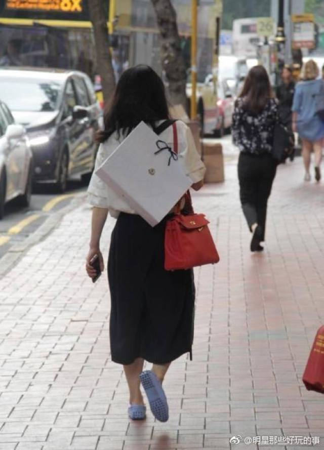 在我印象里,名媛逛街的姿势不应该是这样滴吗?