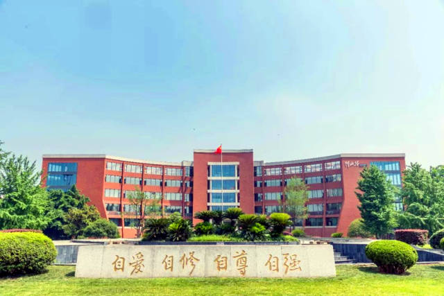 年-2003年校名就叫四川轻化工学院(改为现名似乎也变得合情合理了)