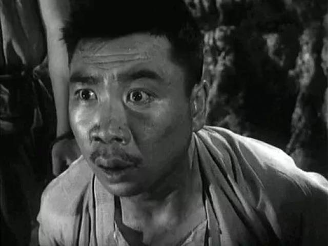 1958年,在电影《红孩子》中饰演白匪靖卫团副团长肖振武.