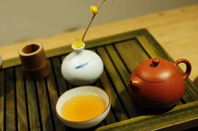 那么功夫茶为什么会选择这种紫砂(或朱泥)小圆壶呢?