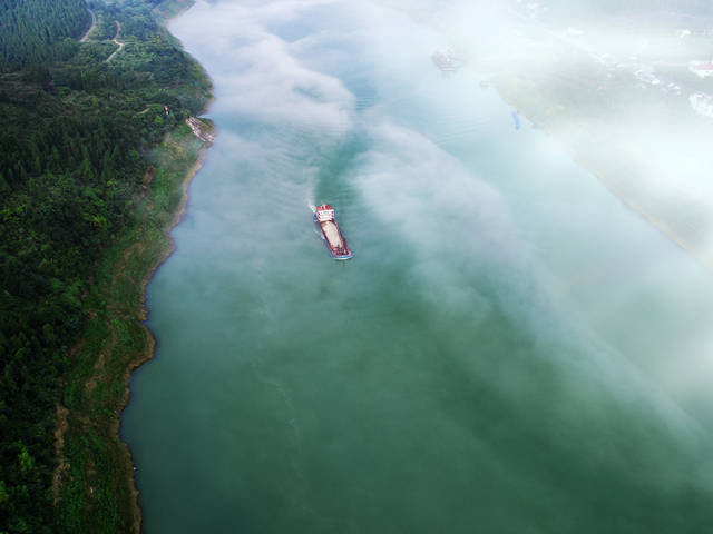 涪陵长江段基本实现河畅,水清,岸绿,景美.