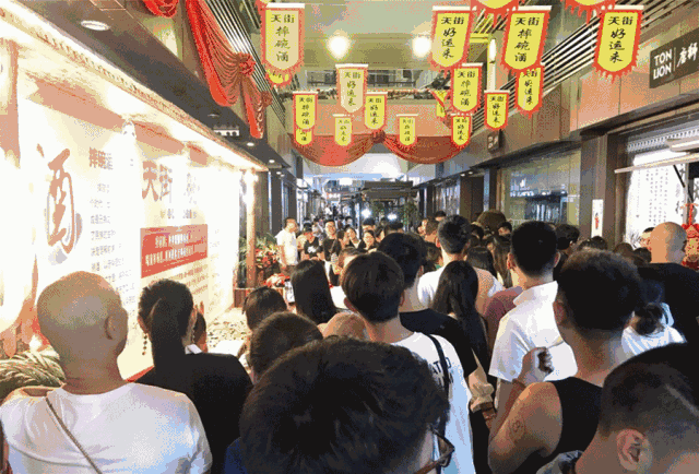 背景墙上一百零八好汉 颇有几分豪气 圈儿也决定做女侠 摔上它几大碗