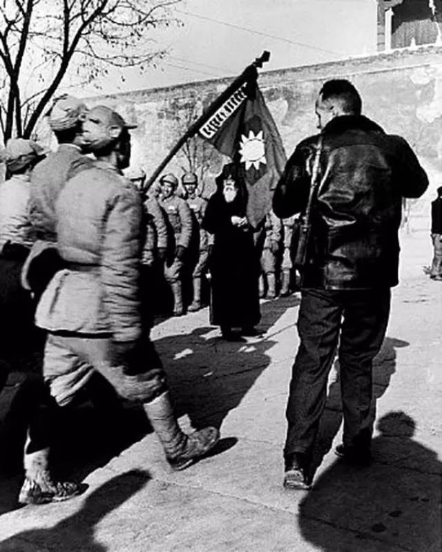 1948年12月,北平,不知所措的老人在这群国民党征召的新兵中寻找自己的