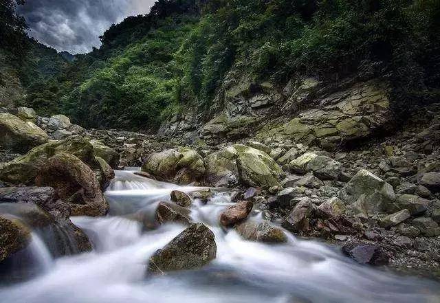 小鱼洞地处湔江河上游的心腹地带,春夏秋冬美景不断