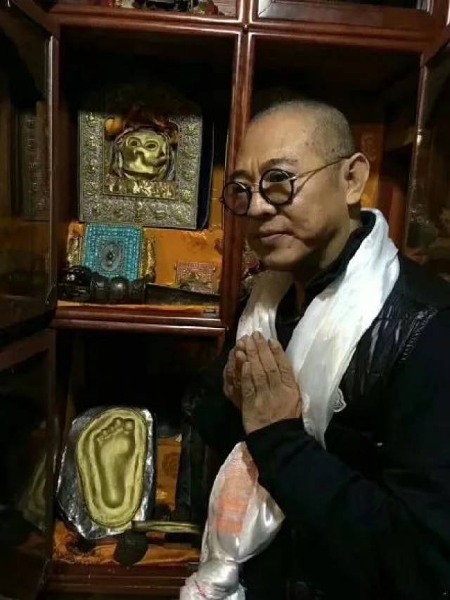 李连杰在西藏被偶遇,弯腰驼背差点没认出来,网友:真的