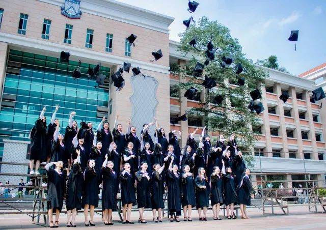 华师毕业礼小姐姐好美!校长首次为8000毕业生