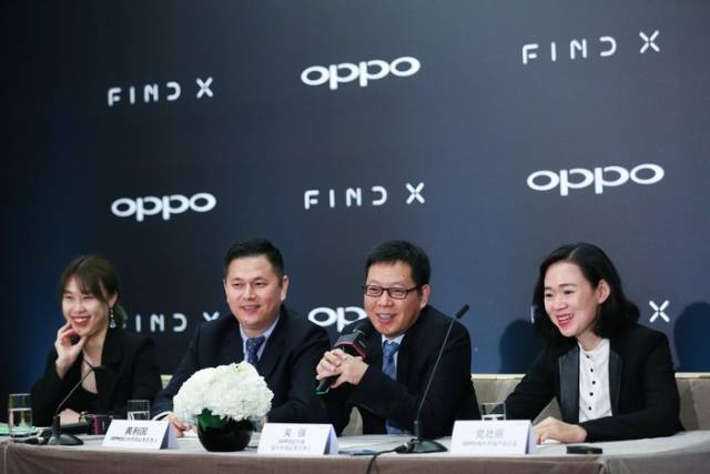 吴强(副总裁,海外业务负责人),党壮丽(海外市场产品总监) oppo find x